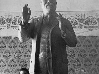 Mila Vod krajem veljače 1929. u svom petrinjskom ateljeu obavlja završne radove na izradi spomenika Stjepana Radića